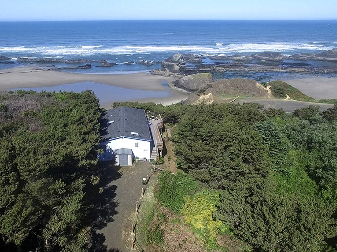 Cottages (Seal Rock, Oregon, United States)