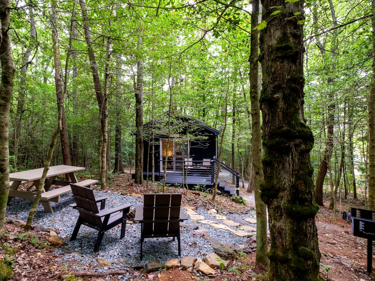 Romantic Retreat: Pet-Friendly Luxury Cabin in Enchanting Transylvania County