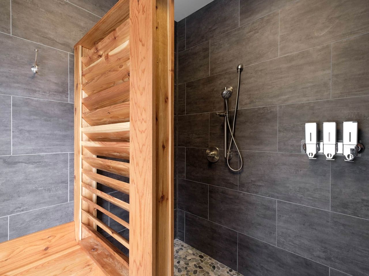 Romantic Retreat: Pet-Friendly Luxury Cabin in Enchanting Transylvania County