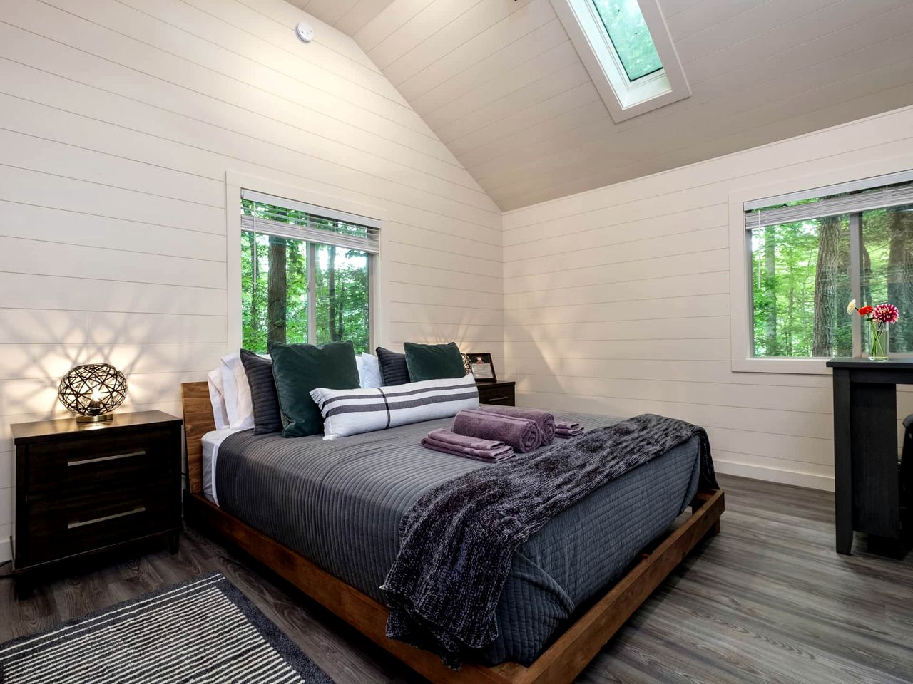 Romantic Retreat: Pet-Friendly Luxury Cabin in Enchanting Transylvania County