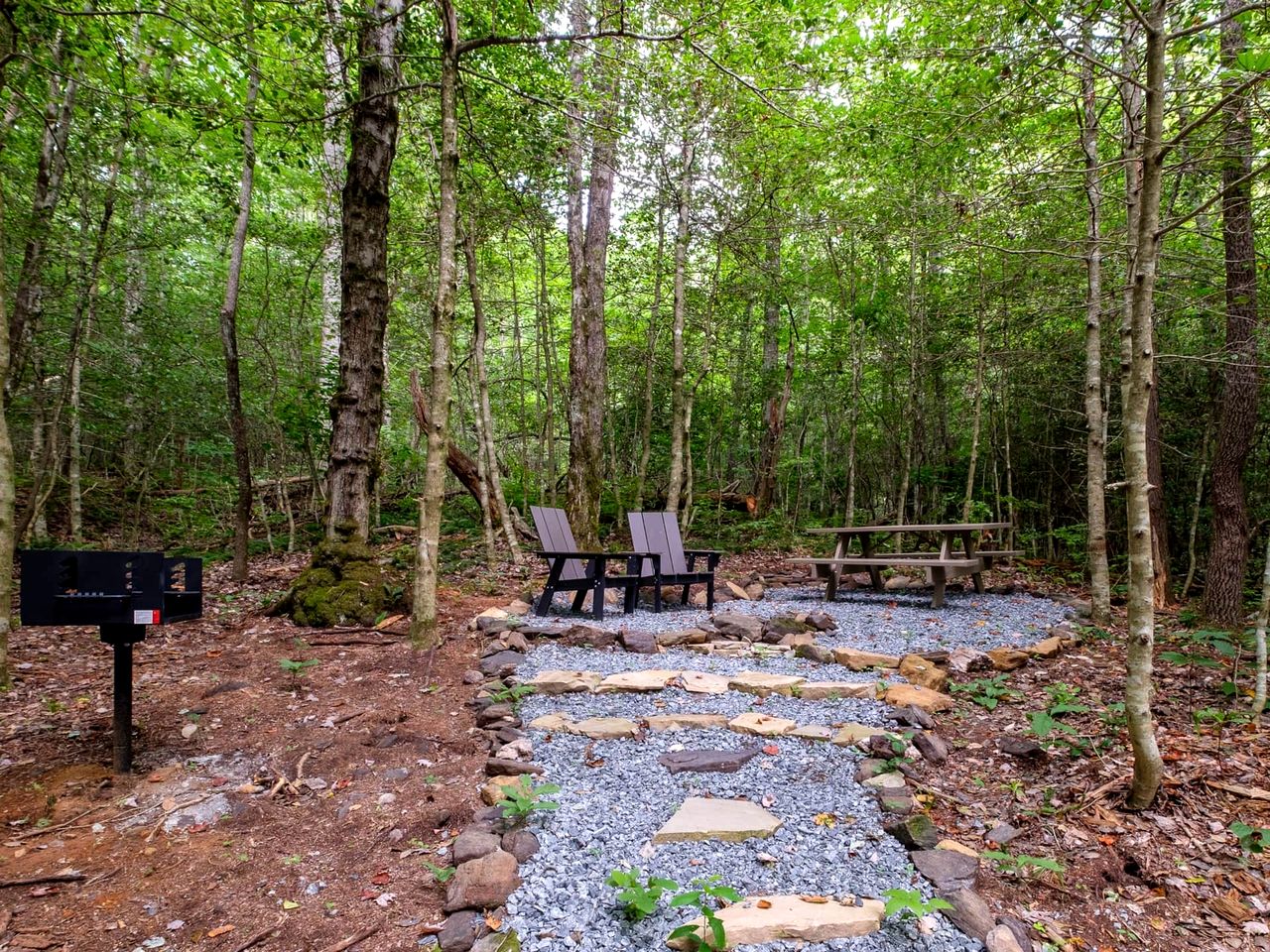 Romantic Retreat: Pet-Friendly Luxury Cabin in Enchanting Transylvania County