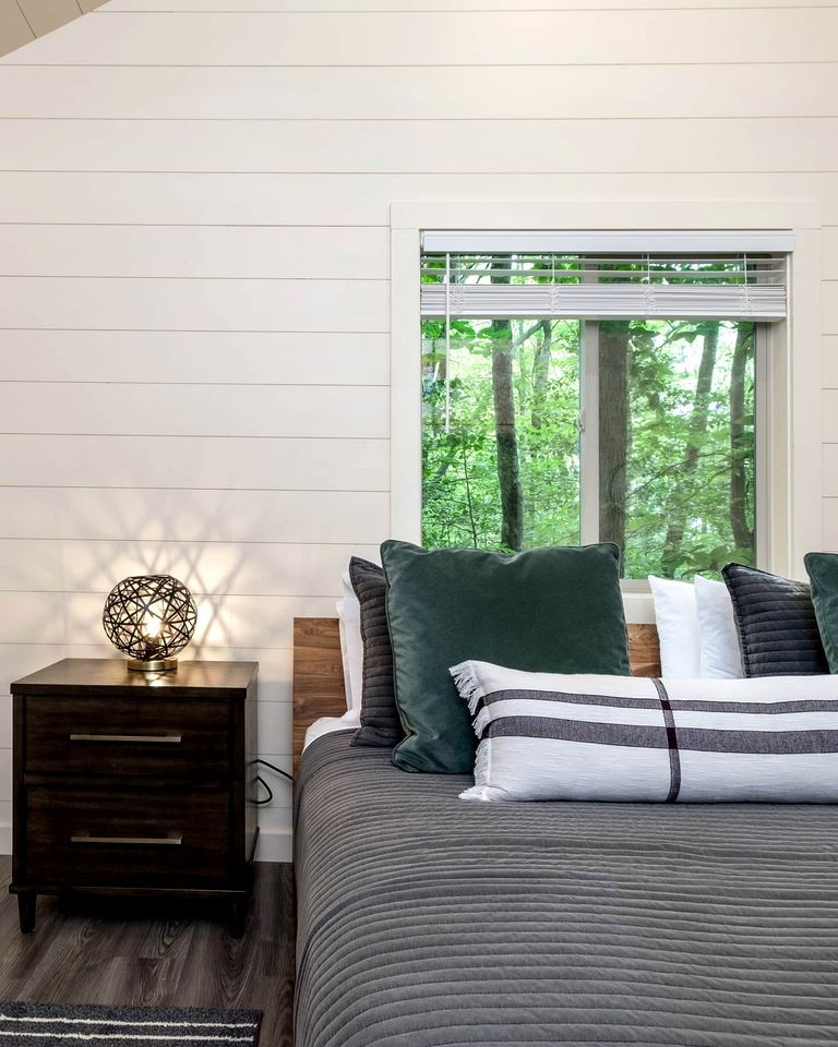 Romantic Retreat: Pet-Friendly Luxury Cabin in Enchanting Transylvania County