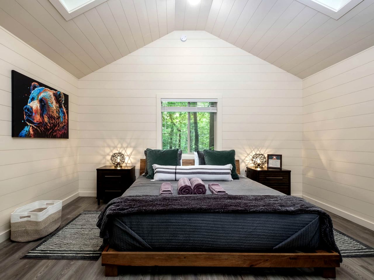 Romantic Retreat: Pet-Friendly Luxury Cabin in Enchanting Transylvania County
