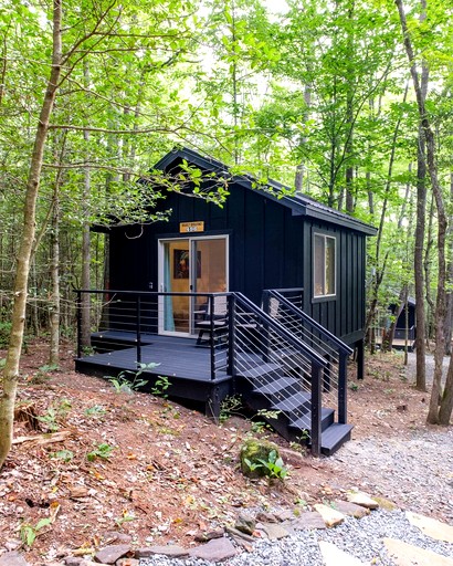 Cabins (United States of America, Transylvania County, North Carolina)