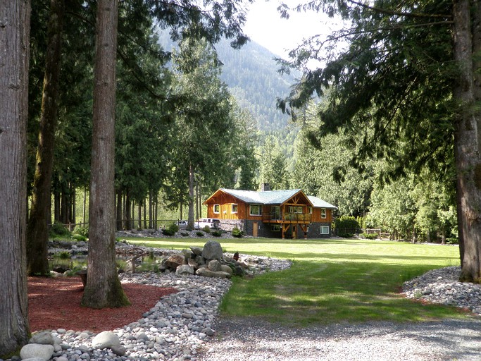 Stunning Luxurious Riverfront Lodge, Cabins, Chilliwack, Canada Glamping Hub
