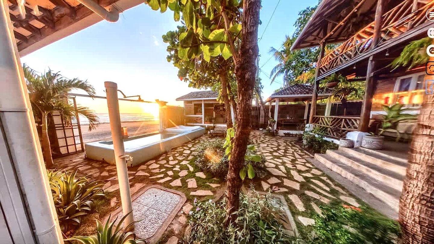 Cute Tiny House on the Beach for a Romantic Retreat in Pochomil, Nicaragua