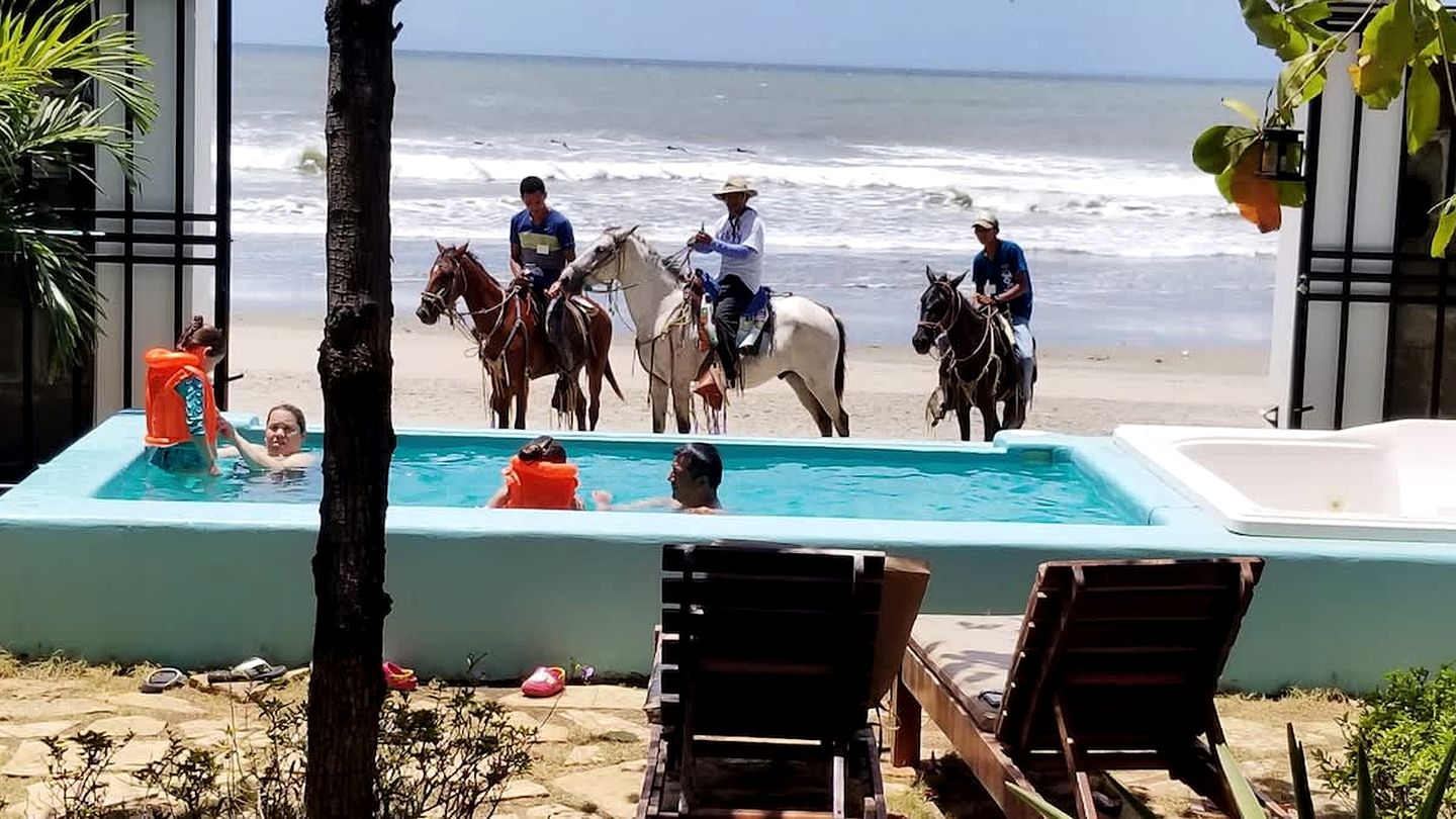 Cute Tiny House on the Beach for a Romantic Retreat in Pochomil, Nicaragua