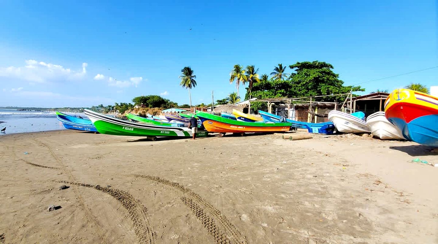 Cute Tiny House on the Beach for a Romantic Retreat in Pochomil, Nicaragua