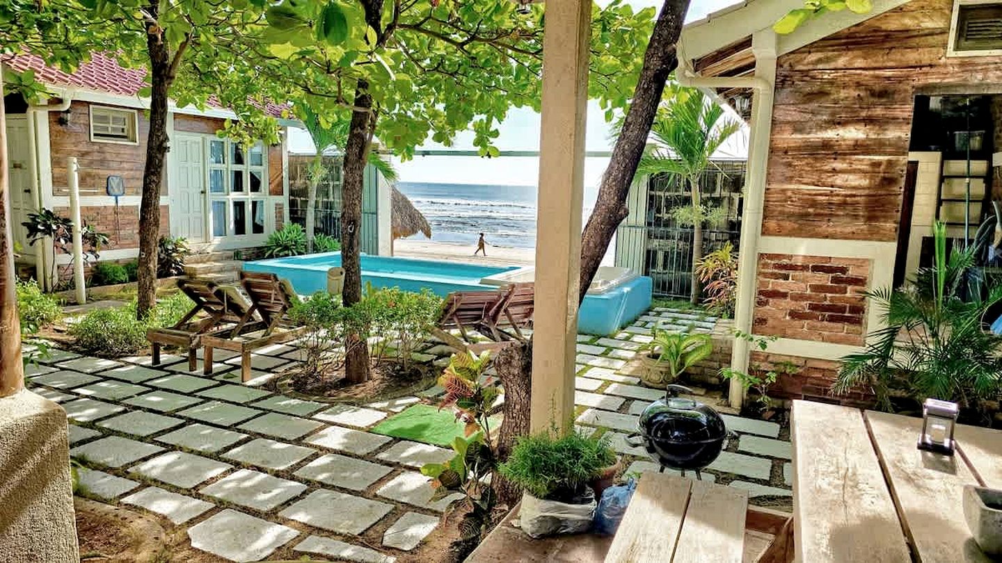 Cute Tiny House on the Beach for a Romantic Retreat in Pochomil, Nicaragua