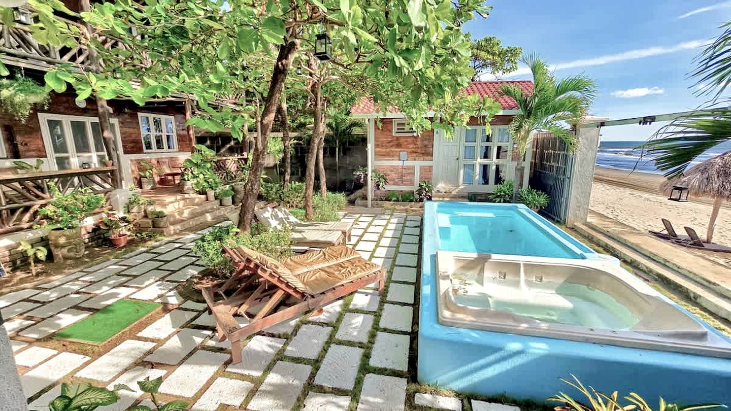 Cute Tiny House on the Beach for a Romantic Retreat in Pochomil, Nicaragua