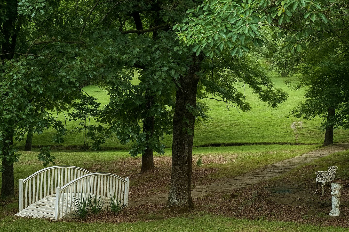 Romantic and Secluded Log Cabin with Private Hot Tub in Eureka Springs, Arkansas