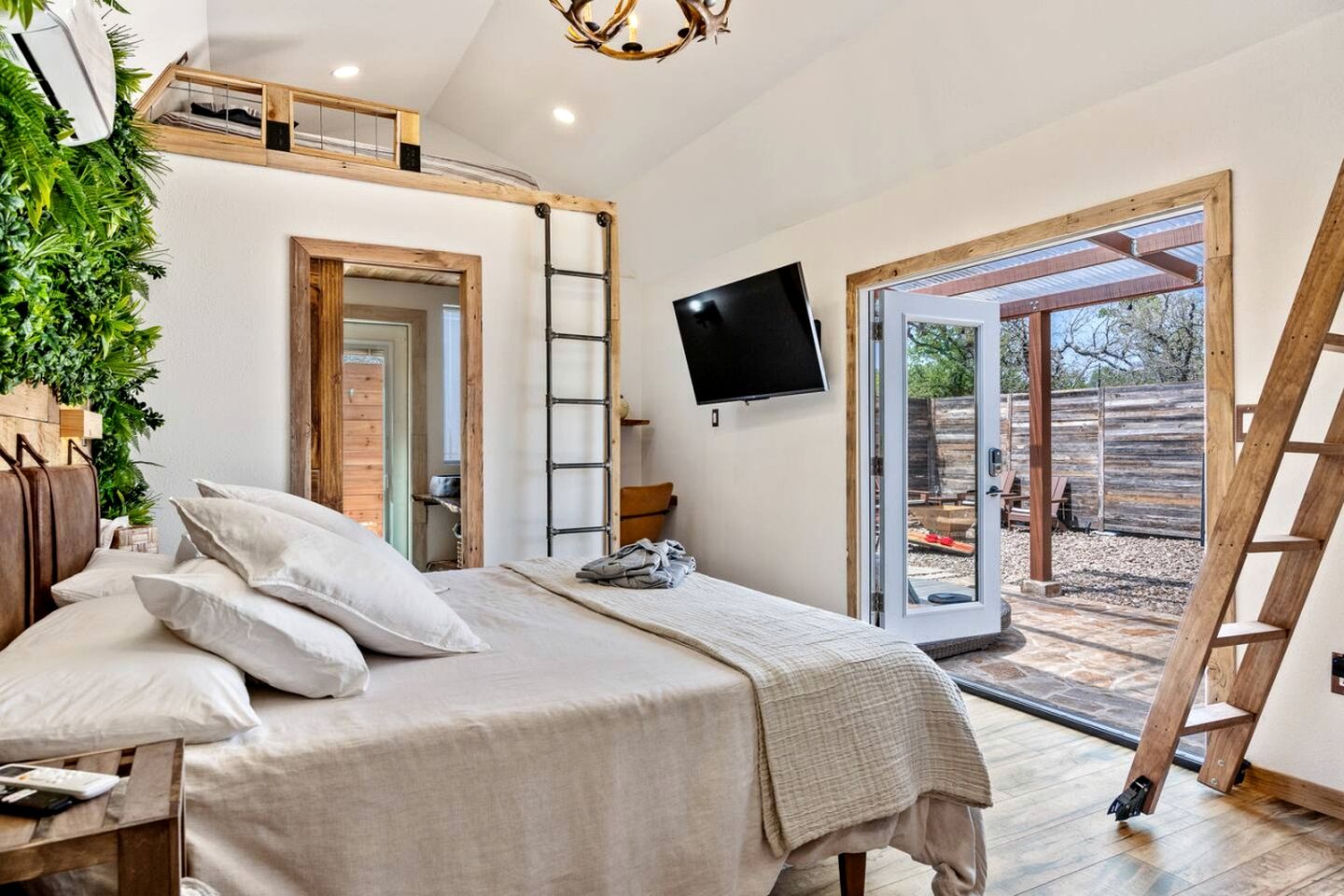 Off-Grid Luxurious Tiny Cabin with Incredible Outdoor and Indoor in Texas