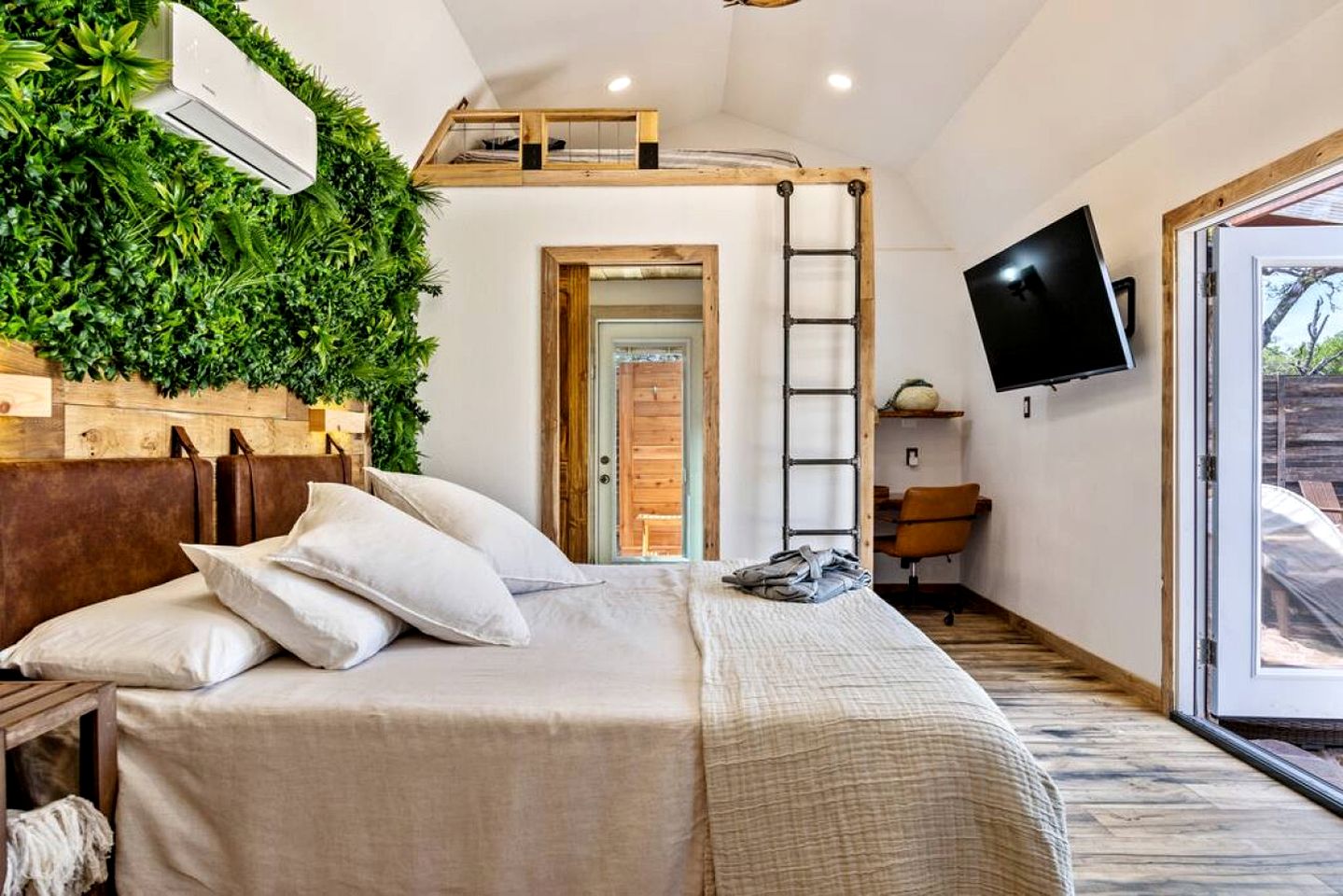 Off-Grid Luxurious Tiny Cabin with Incredible Outdoor and Indoor in Texas