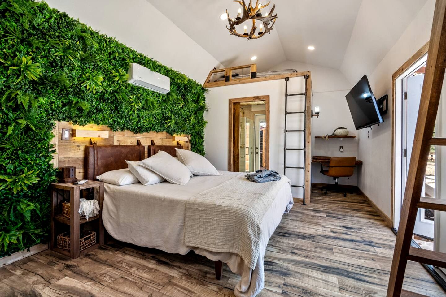 Off-Grid Luxurious Tiny Cabin with Incredible Outdoor and Indoor in Texas