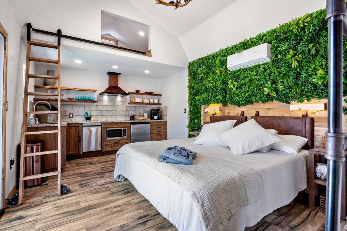 Off-Grid Luxurious Tiny Cabin with Incredible Outdoor and Indoor in Texas