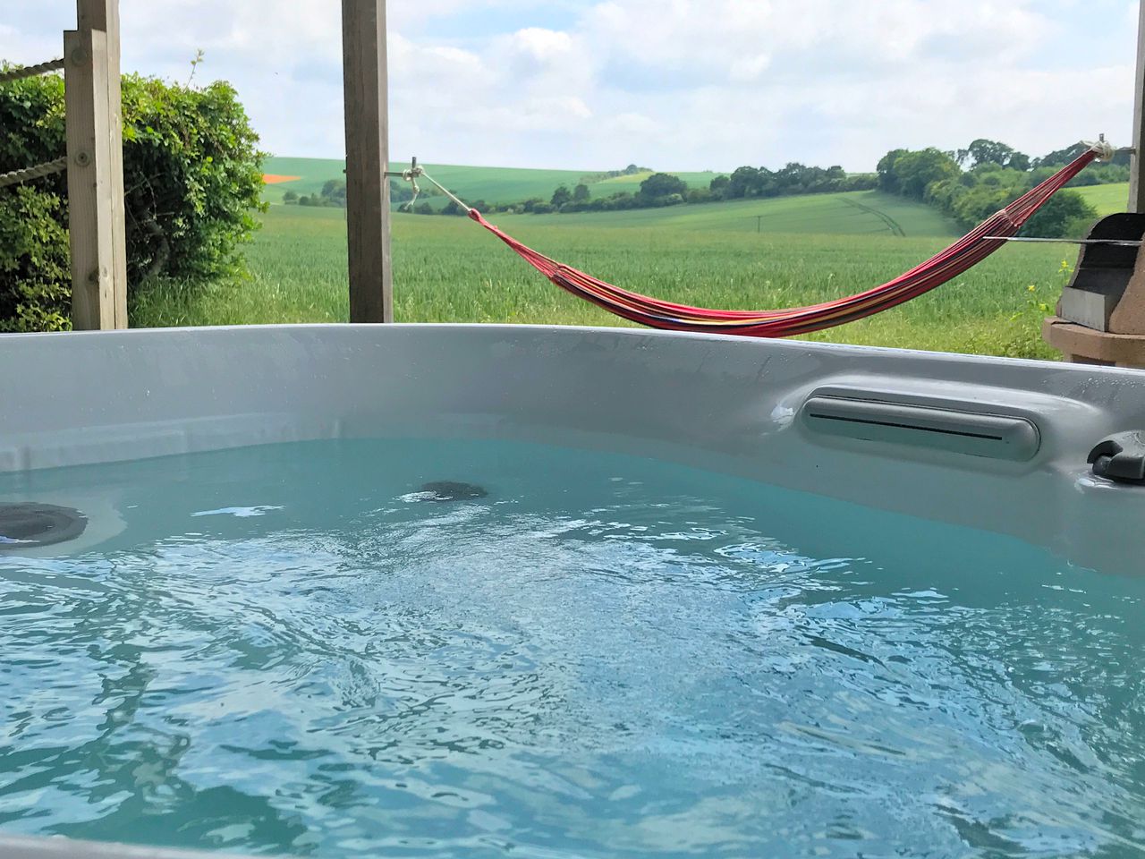 Romantic Cabin with Hot Tub near Oxford, England