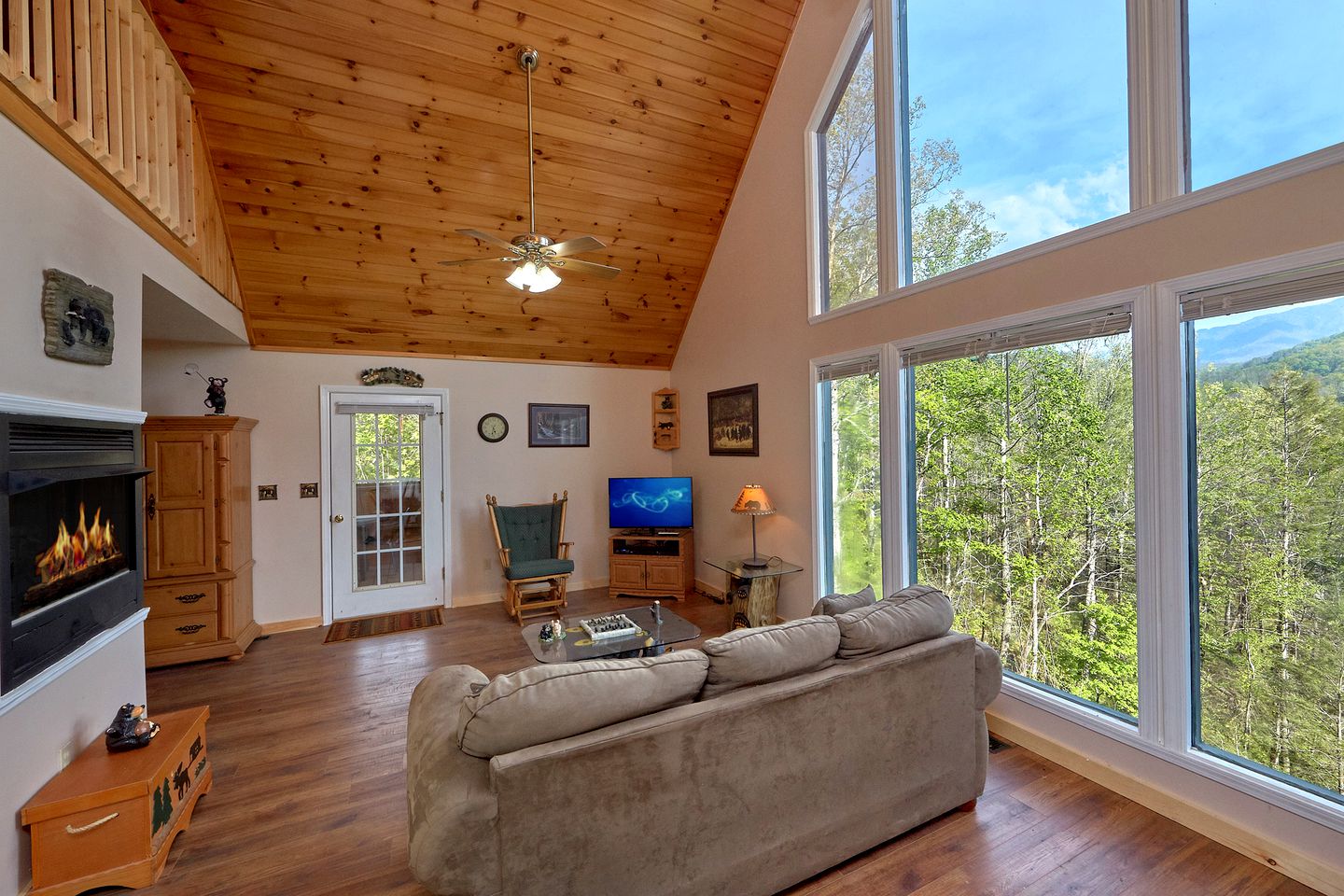 Picturesque Gatlinburg Cabin Rental for Romantic Getaways in Tennessee