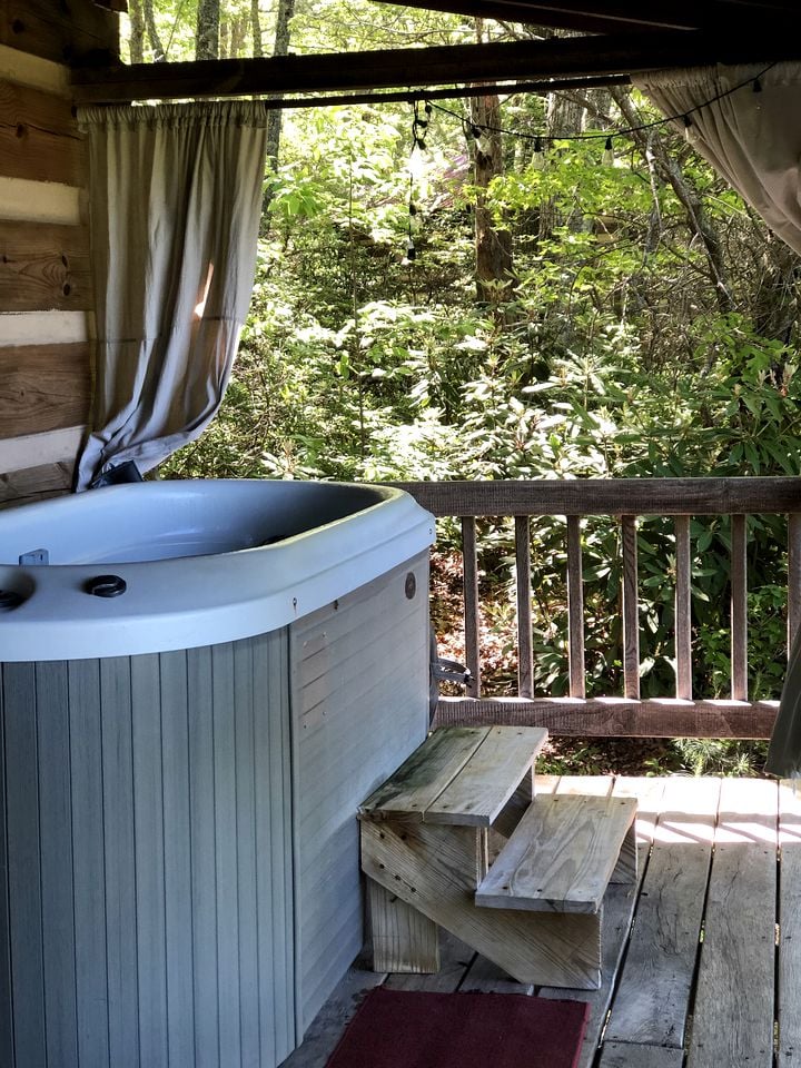 Romantic Weekend Getaway in this Delightful Rental with Hot Tub in Galax, Virginia