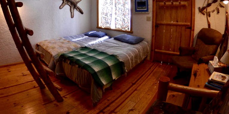 Pet-Friendly Cabin Room on an Off-the-Grid Site in Truckee, California | Nature Lodges (Truckee, California, United States of America)