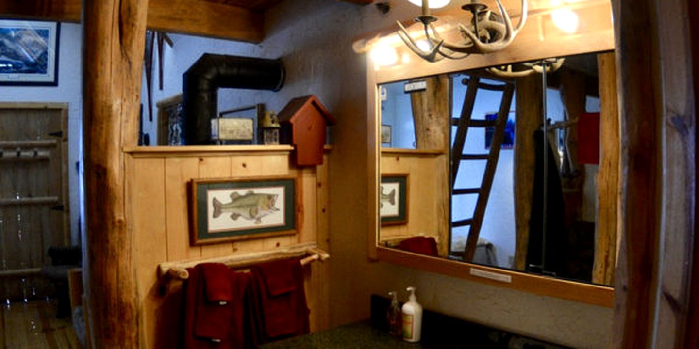 Pet-Friendly Cabin Room on an Off-the-Grid Site in Truckee, California