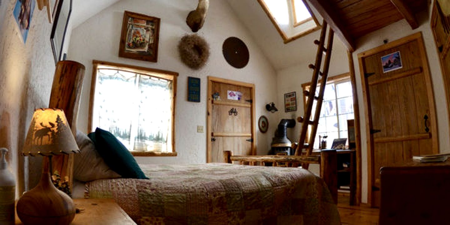 Off-the-Grid Cabin Room near Donner Lake in Truckee, California