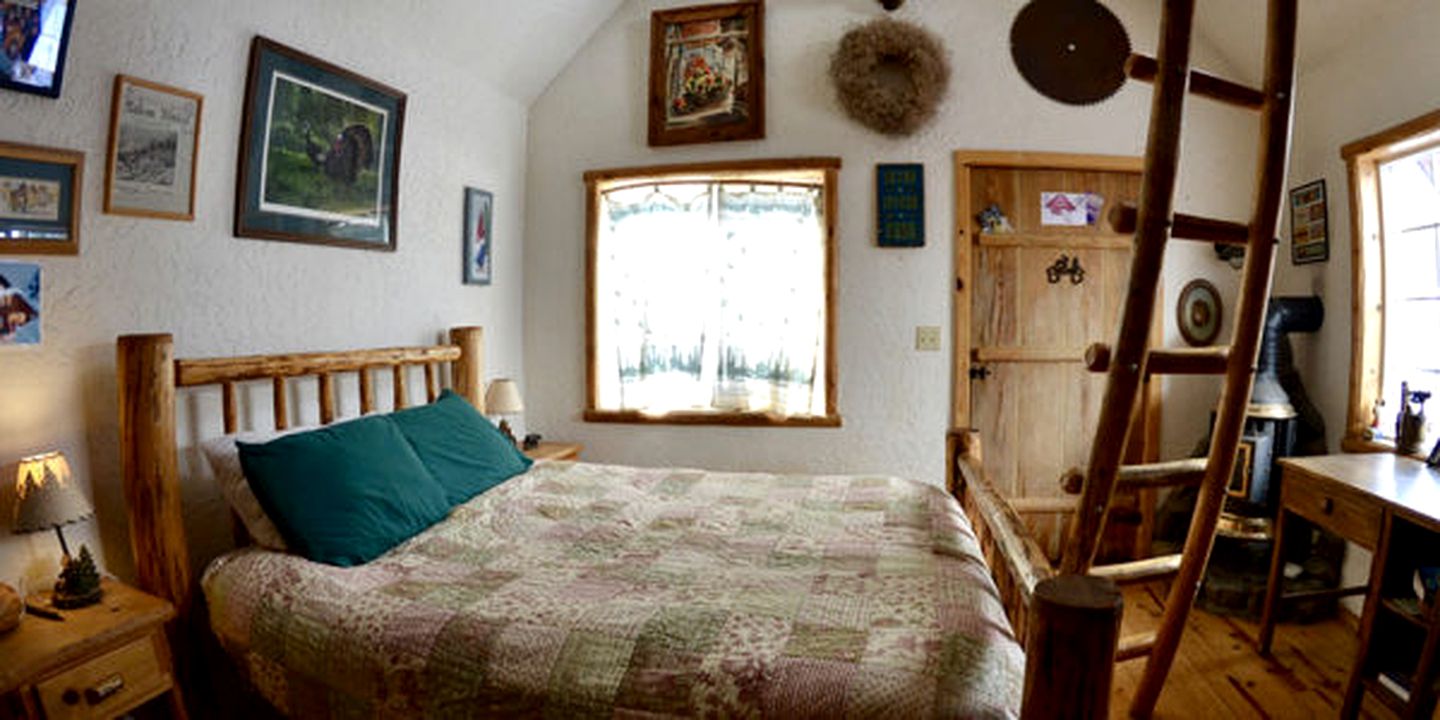 Off-the-Grid Cabin Room near Donner Lake in Truckee, California