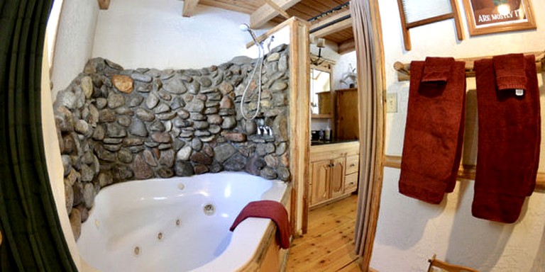 Eco-Friendly Accommodation in an Off-the-Grid Cabin near Donner Lake, California | Nature Lodges (Truckee, California, United States of America)