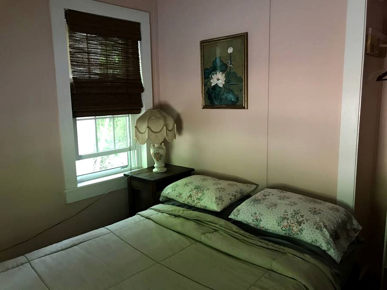 Superb Family Cabin with Mountain Views and Deck in Shandaken, New York