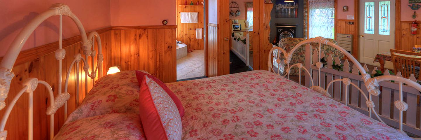 Gorgeous Couples' Cottage Rental with Bathroom Spa near Smithton, Tasmania, Australia