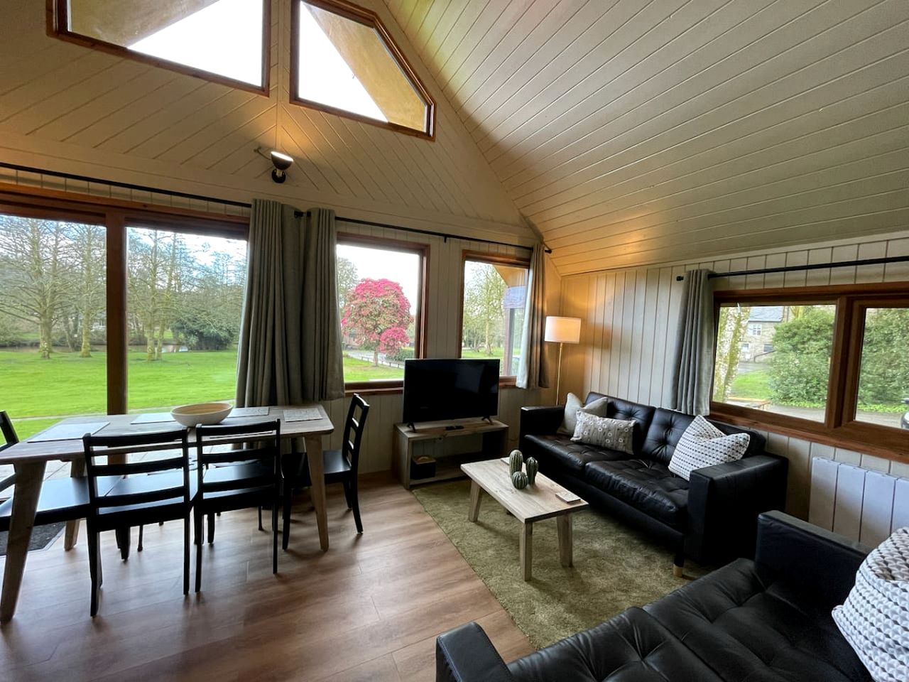 Wonderful Cabin Close to Lake in Helstone, England