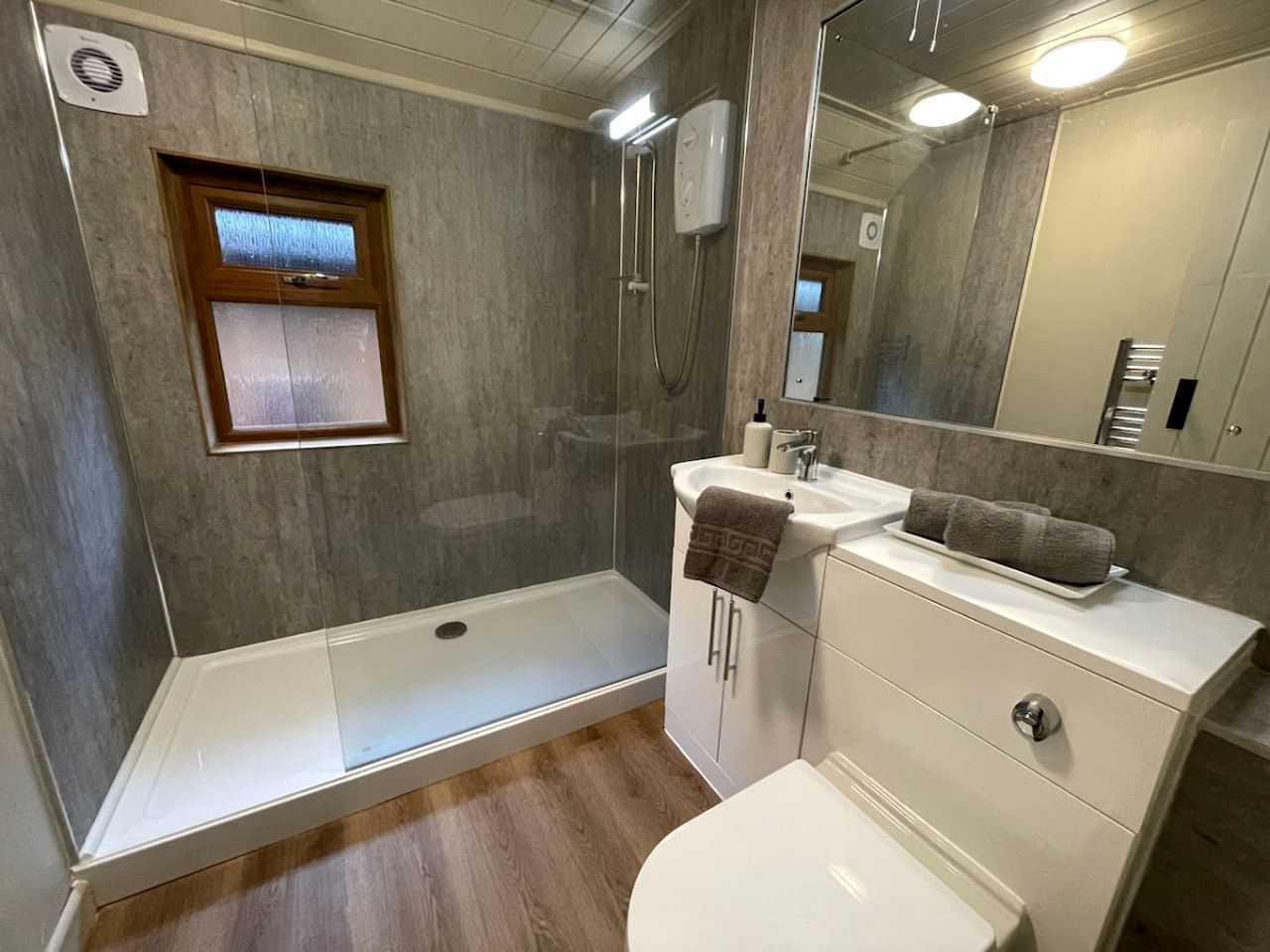 Wonderful Cabin Close to Lake in Helstone, England