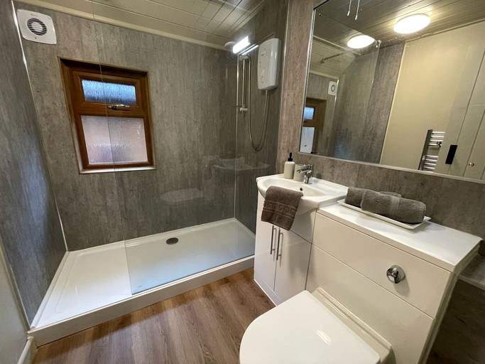 Cabins (United Kingdom, Helstone, England)
