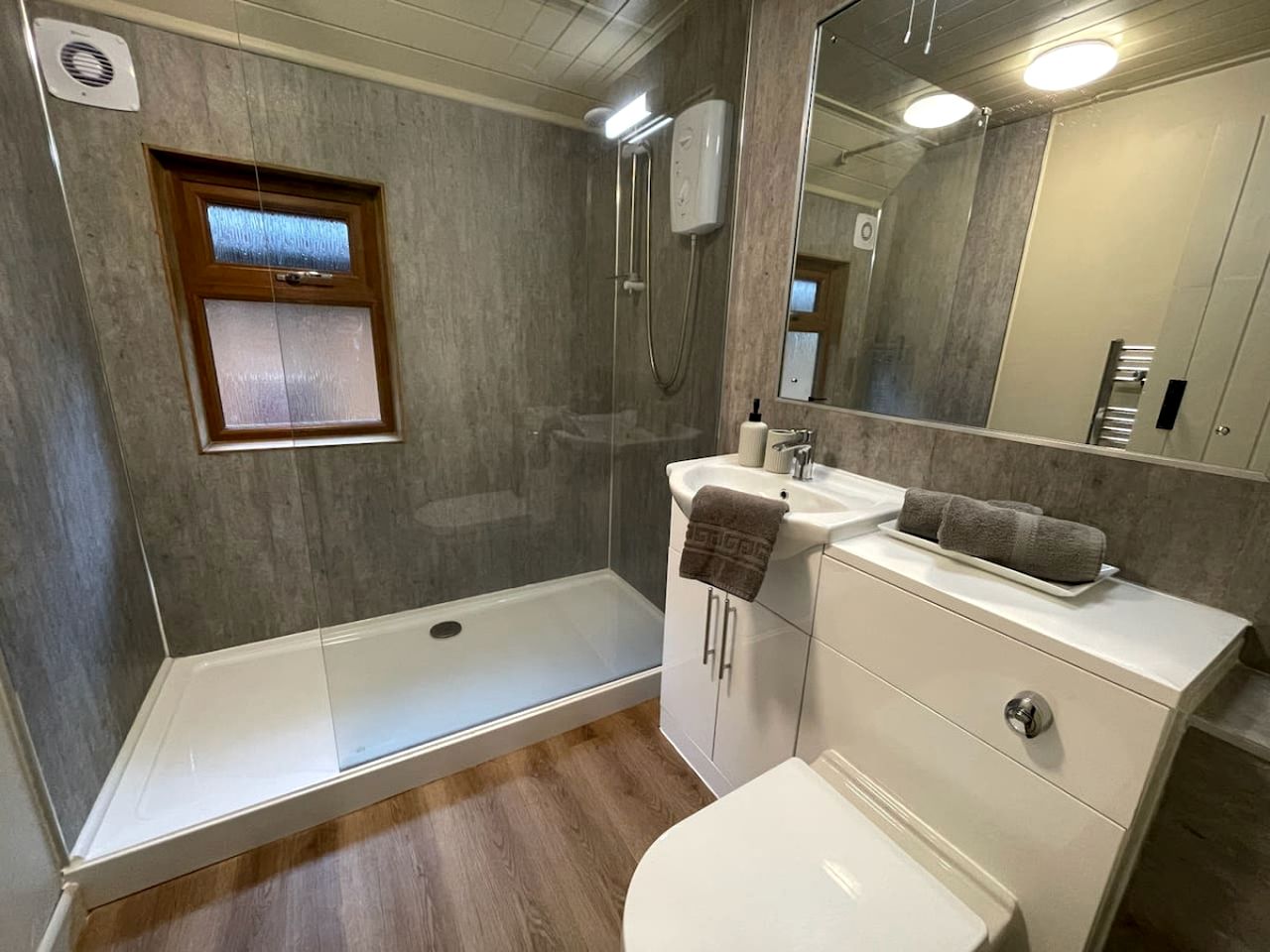 Wonderful Cabin Close to Lake in Helstone, England
