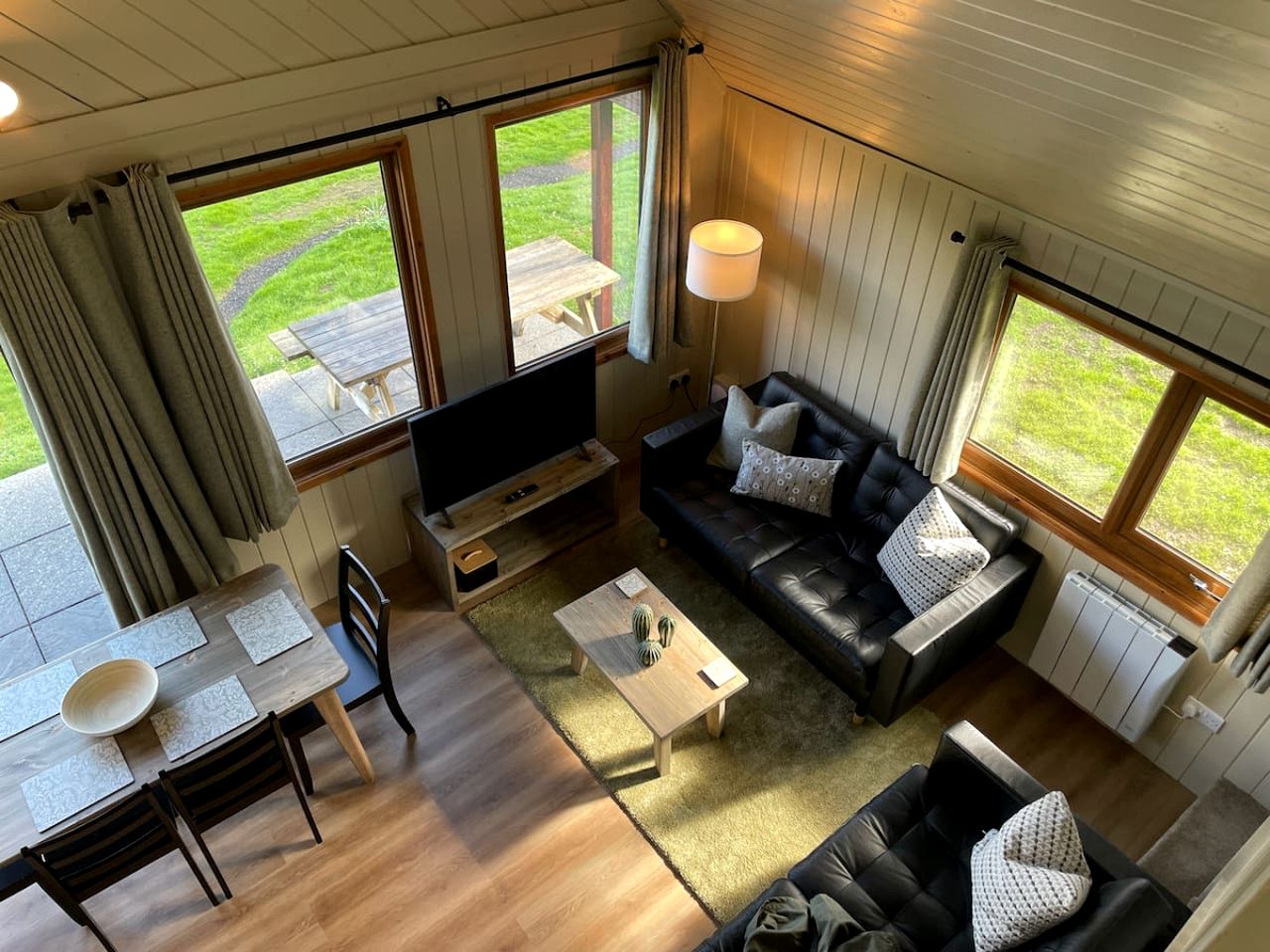 Wonderful Cabin Close to Lake in Helstone, England