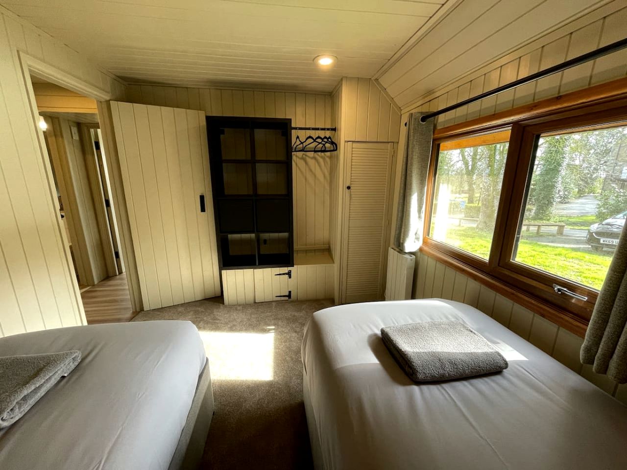 Wonderful Cabin Close to Lake in Helstone, England