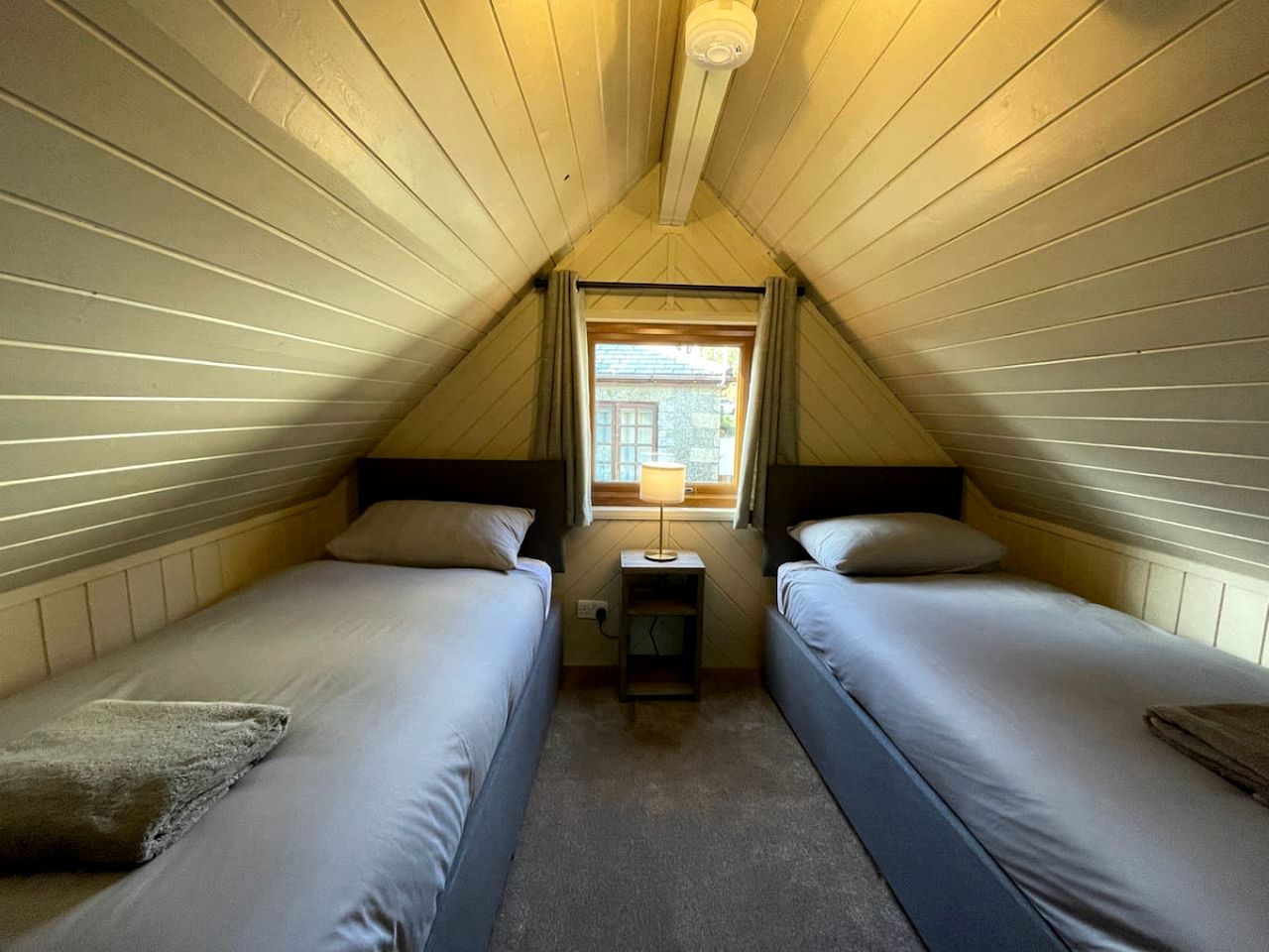 Wonderful Cabin Close to Lake in Helstone, England