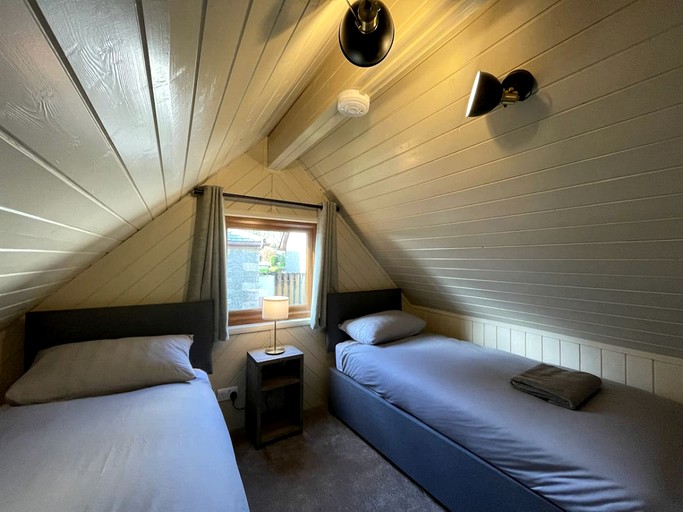 Cabins (United Kingdom, Helstone, England)