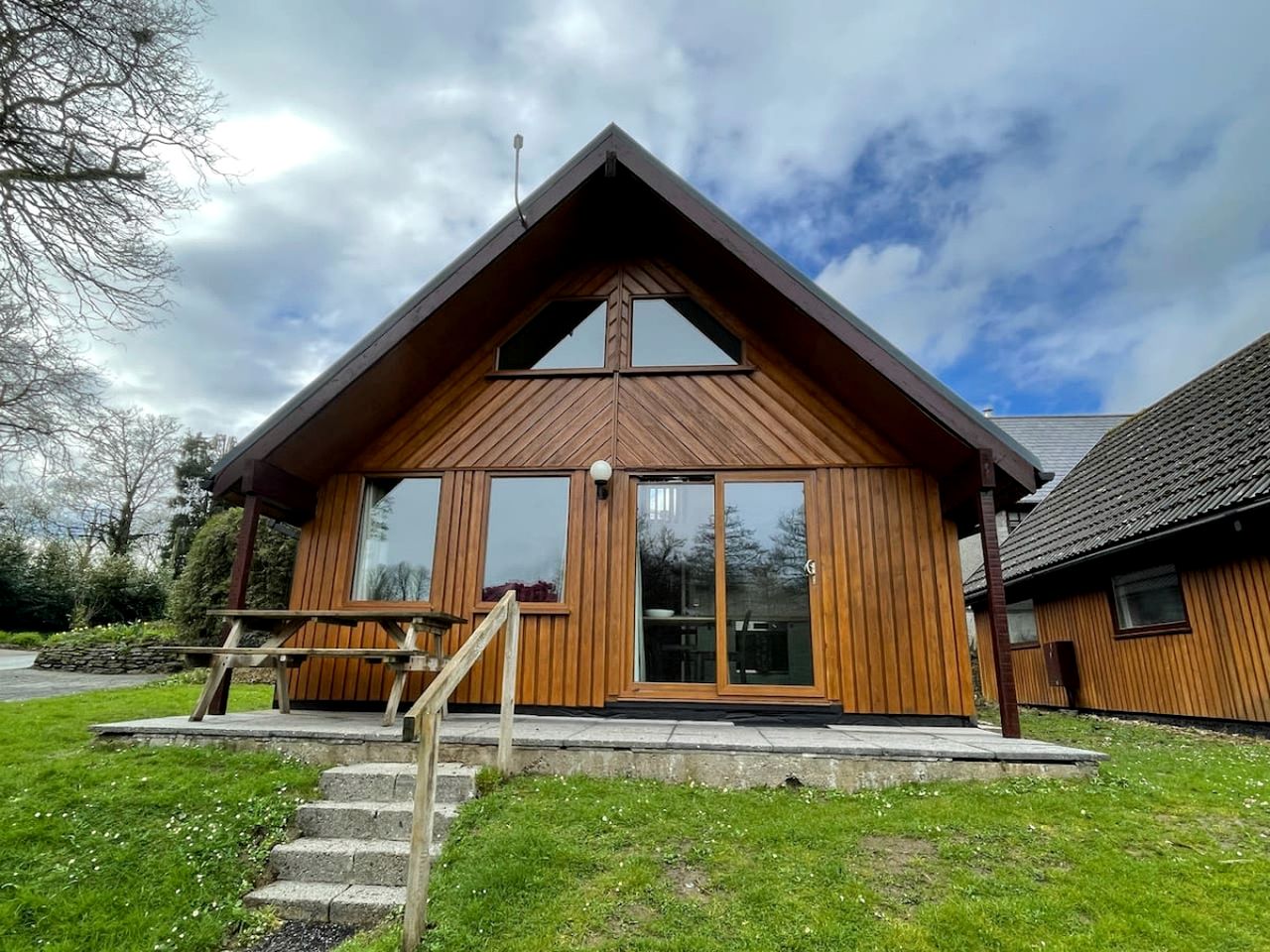 Wonderful Cabin Close to Lake in Helstone, England