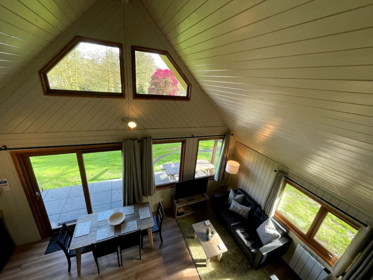 Wonderful Cabin Close to Lake in Helstone, England