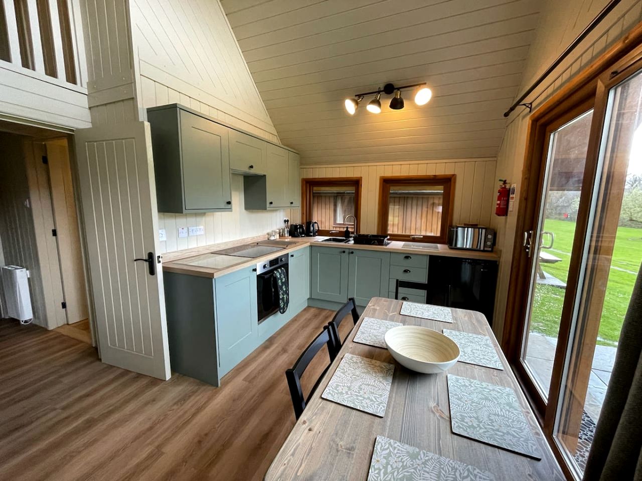 Wonderful Cabin Close to Lake in Helstone, England
