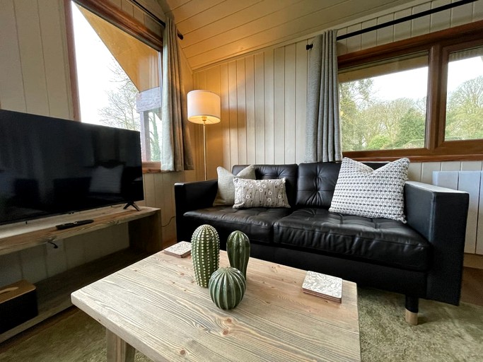Cabins (United Kingdom, Helstone, England)