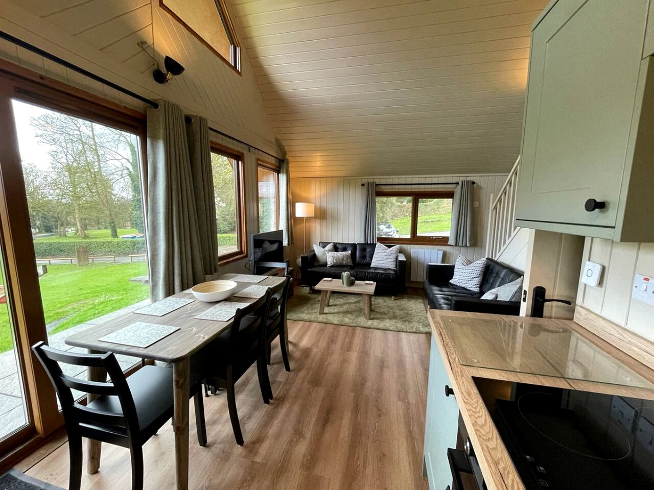 Wonderful Cabin Close to Lake in Helstone, England