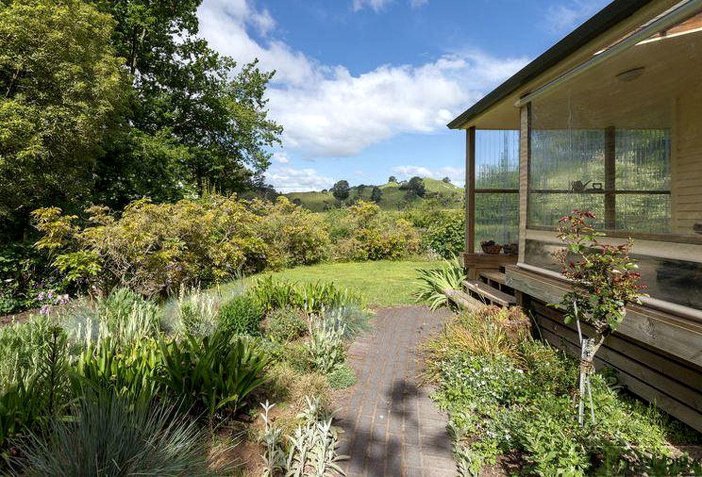 Spacious Romantic Accommodation with Free Wi-Fi in Atiamuri, North Island
