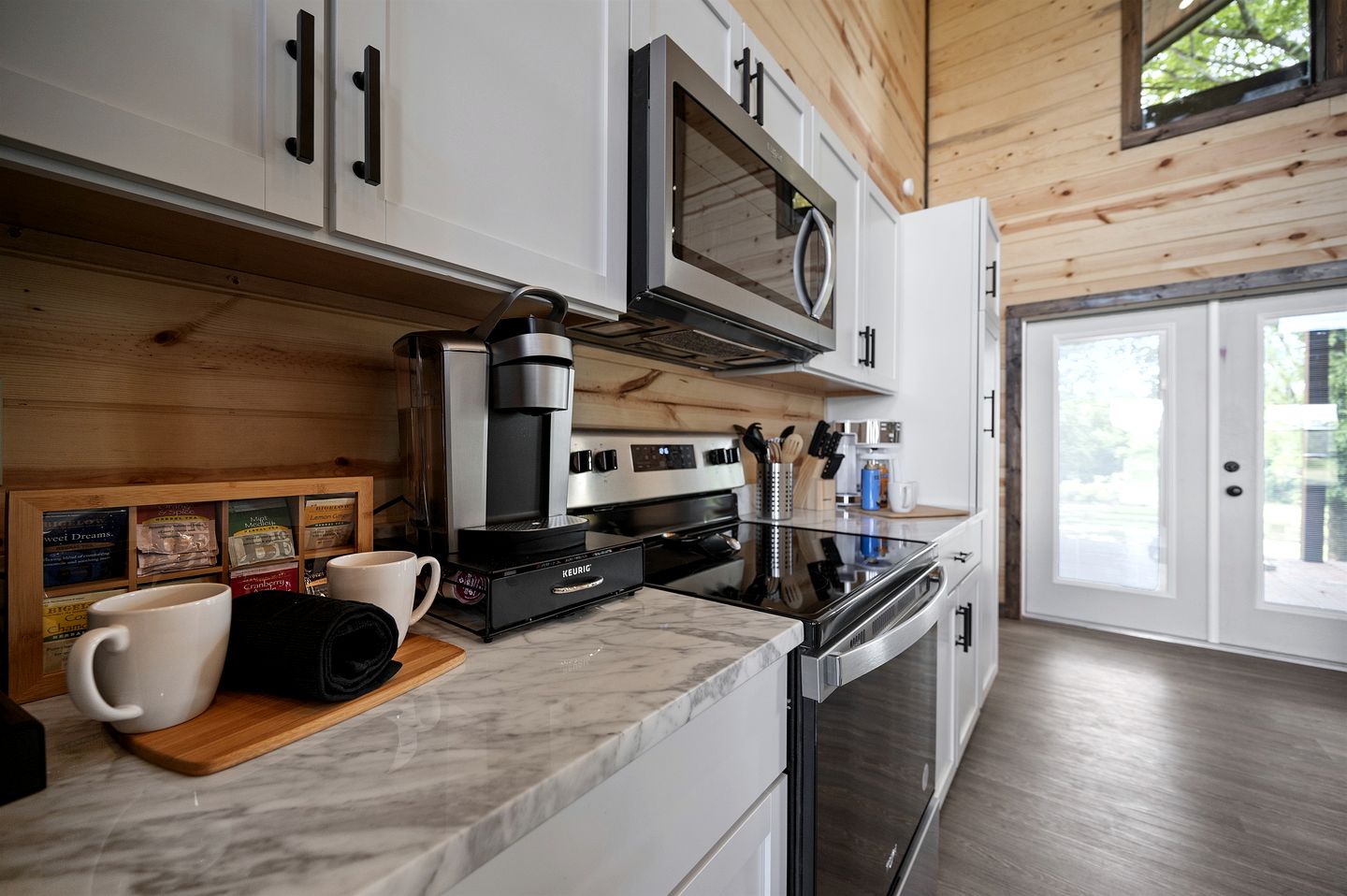 Riverside Pet Friendly Cabin with Hot Tub and Firepit on Glover River, Broken Bow, OK