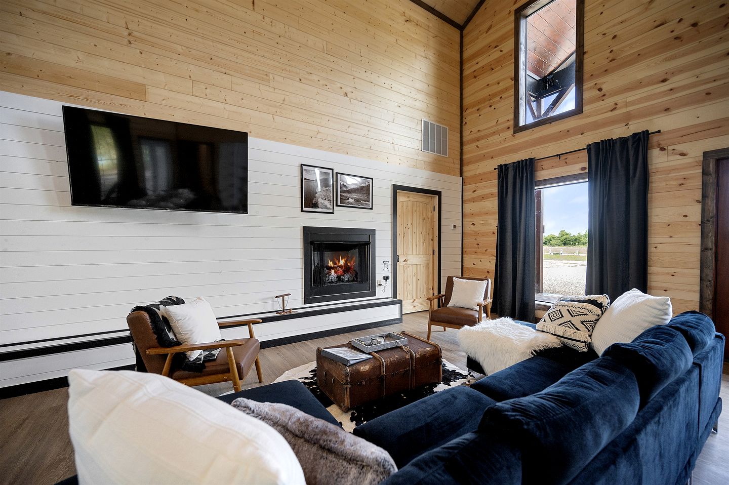 Riverside Pet Friendly Cabin with Hot Tub and Firepit on Glover River, Broken Bow, OK