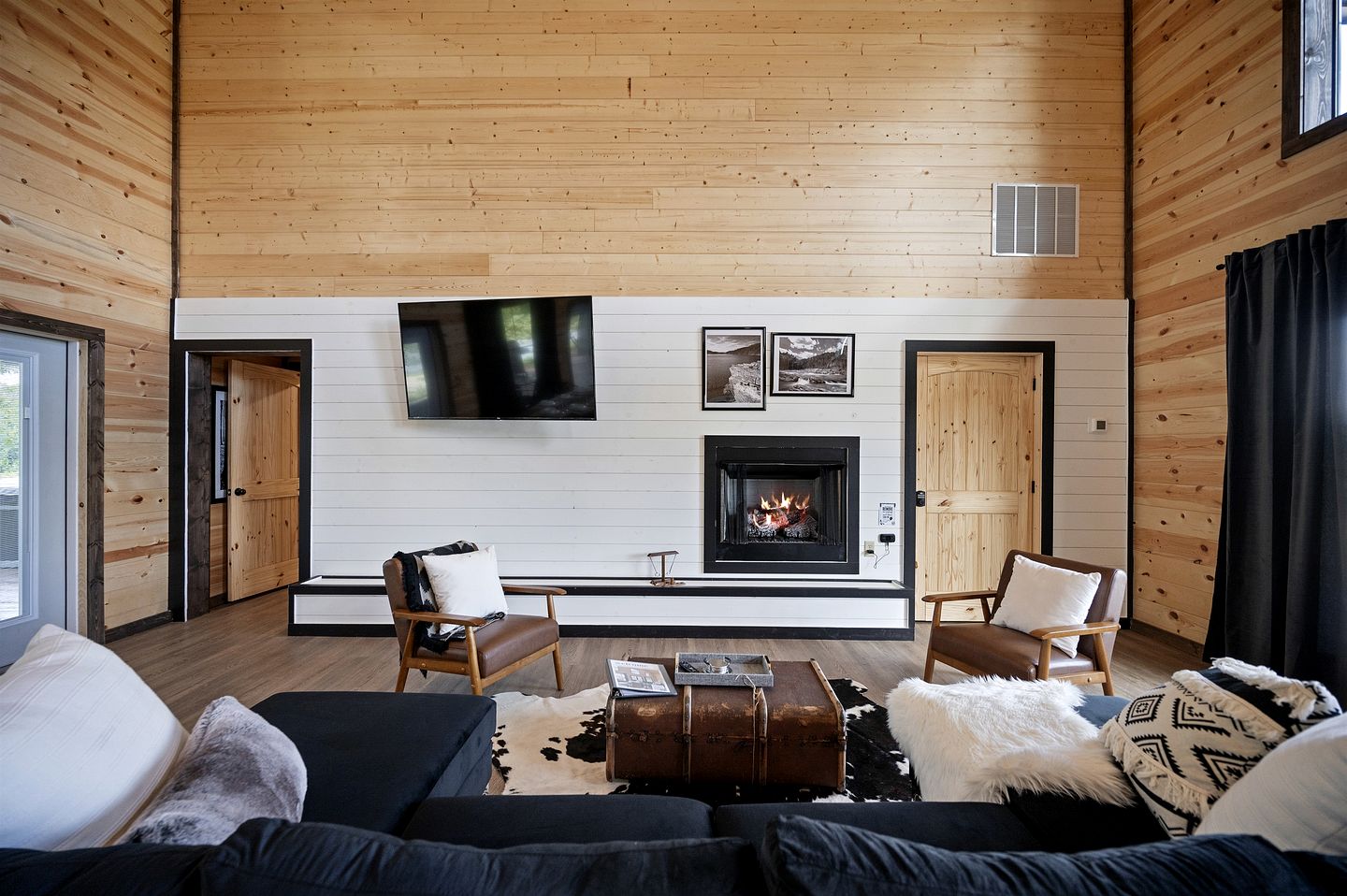 Riverside Pet Friendly Cabin with Hot Tub and Firepit on Glover River, Broken Bow, OK