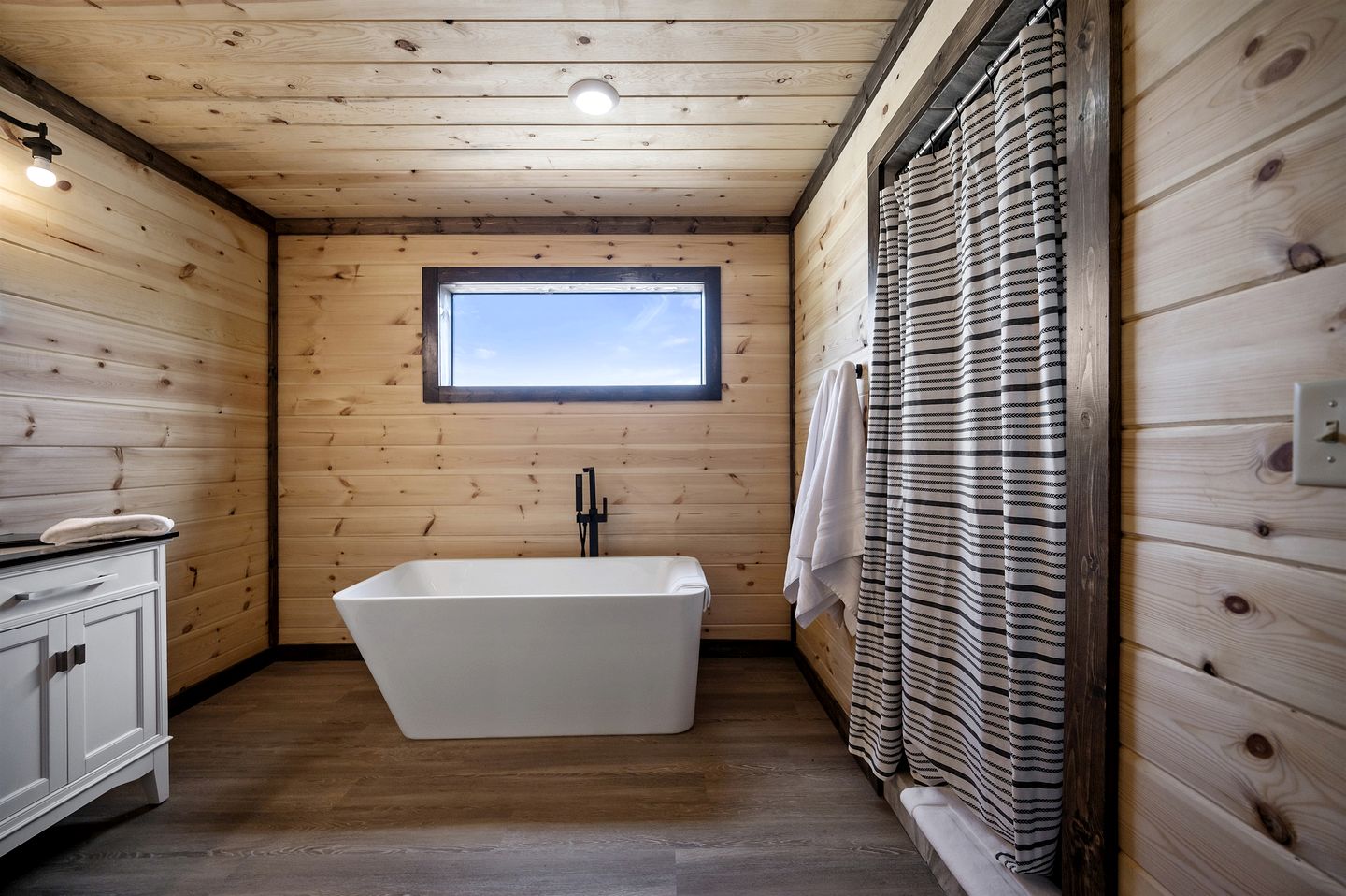Riverside Pet Friendly Cabin with Hot Tub and Firepit on Glover River, Broken Bow, OK