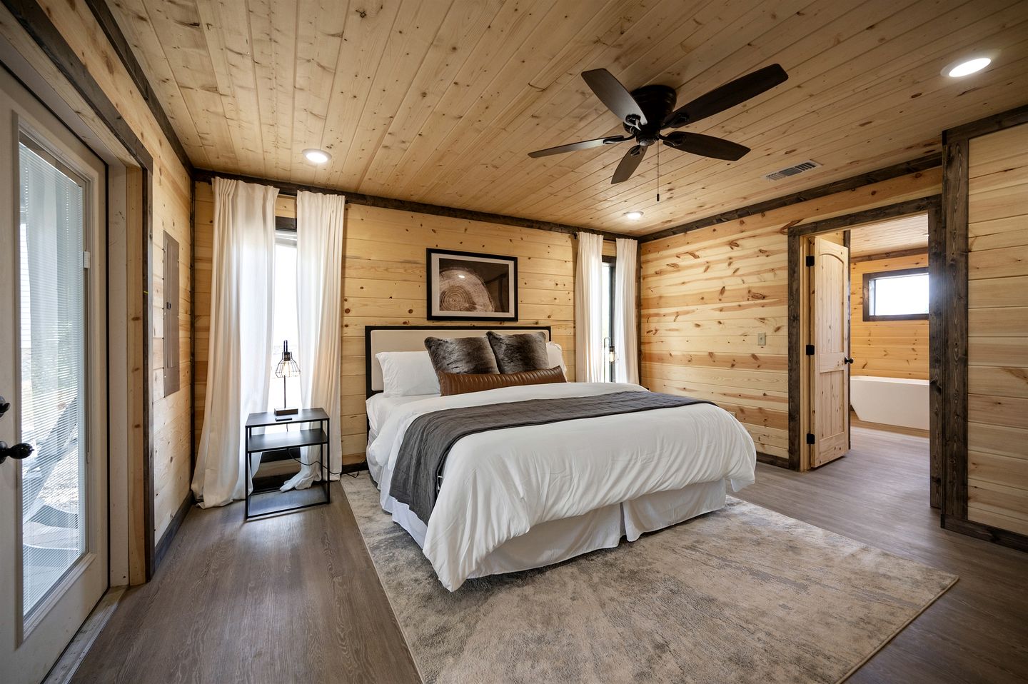 Riverside Pet Friendly Cabin with Hot Tub and Firepit on Glover River, Broken Bow, OK