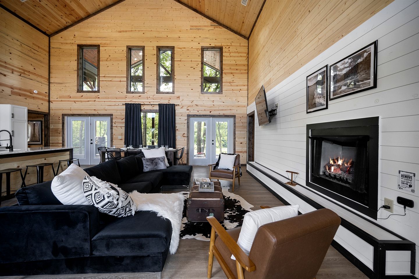 Riverside Pet Friendly Cabin with Hot Tub and Firepit on Glover River, Broken Bow, OK