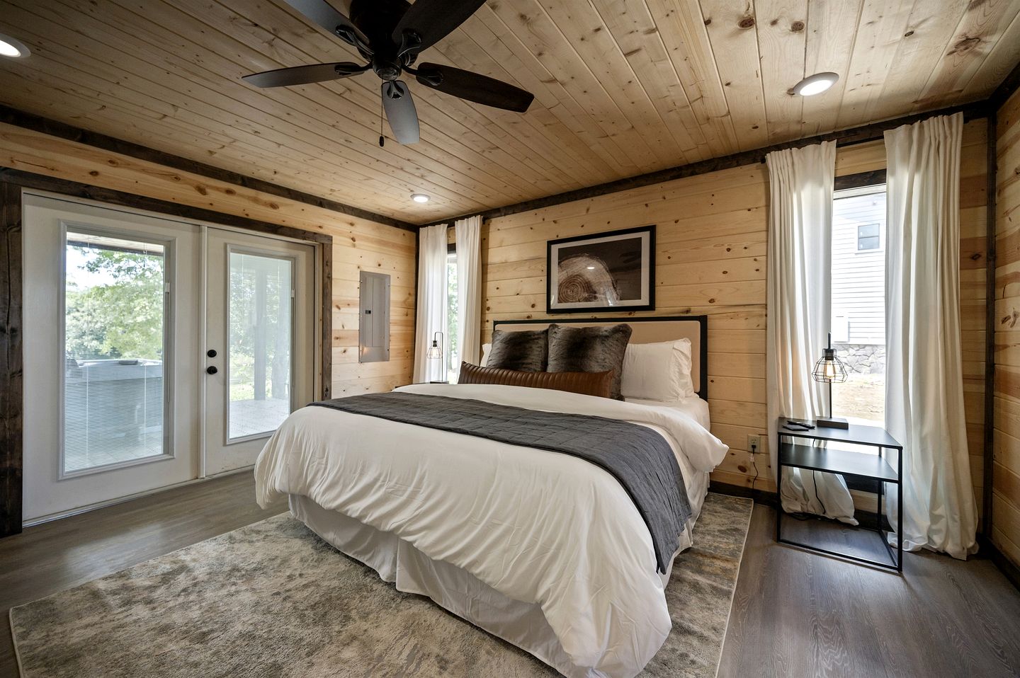 Riverside Pet Friendly Cabin with Hot Tub and Firepit on Glover River, Broken Bow, OK